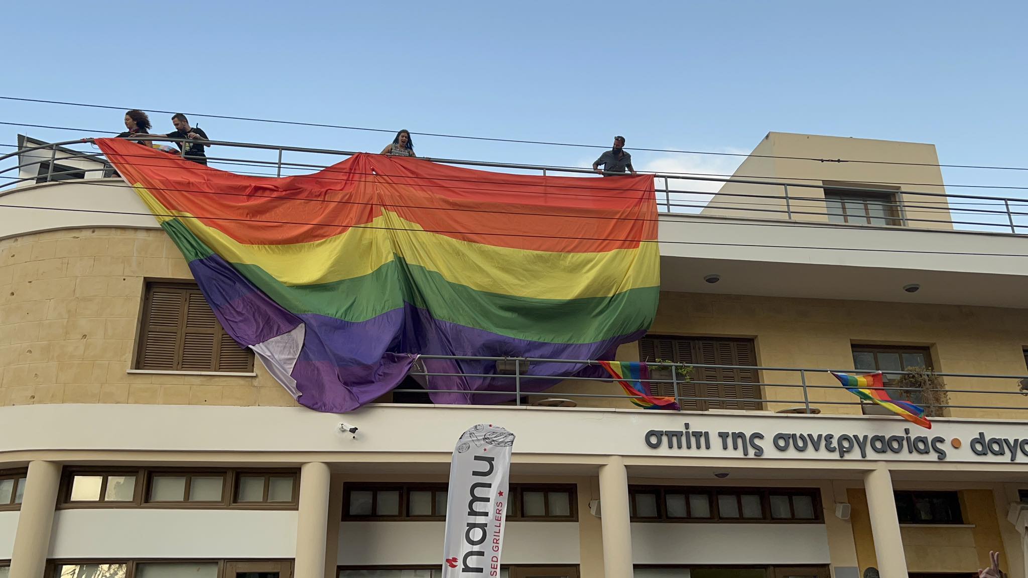 Πορεία Υπερηφάνειας από τις δυο κοινότητες, ένωσαν τις σημαίες τους (ΒΙΝΤΕΟ)