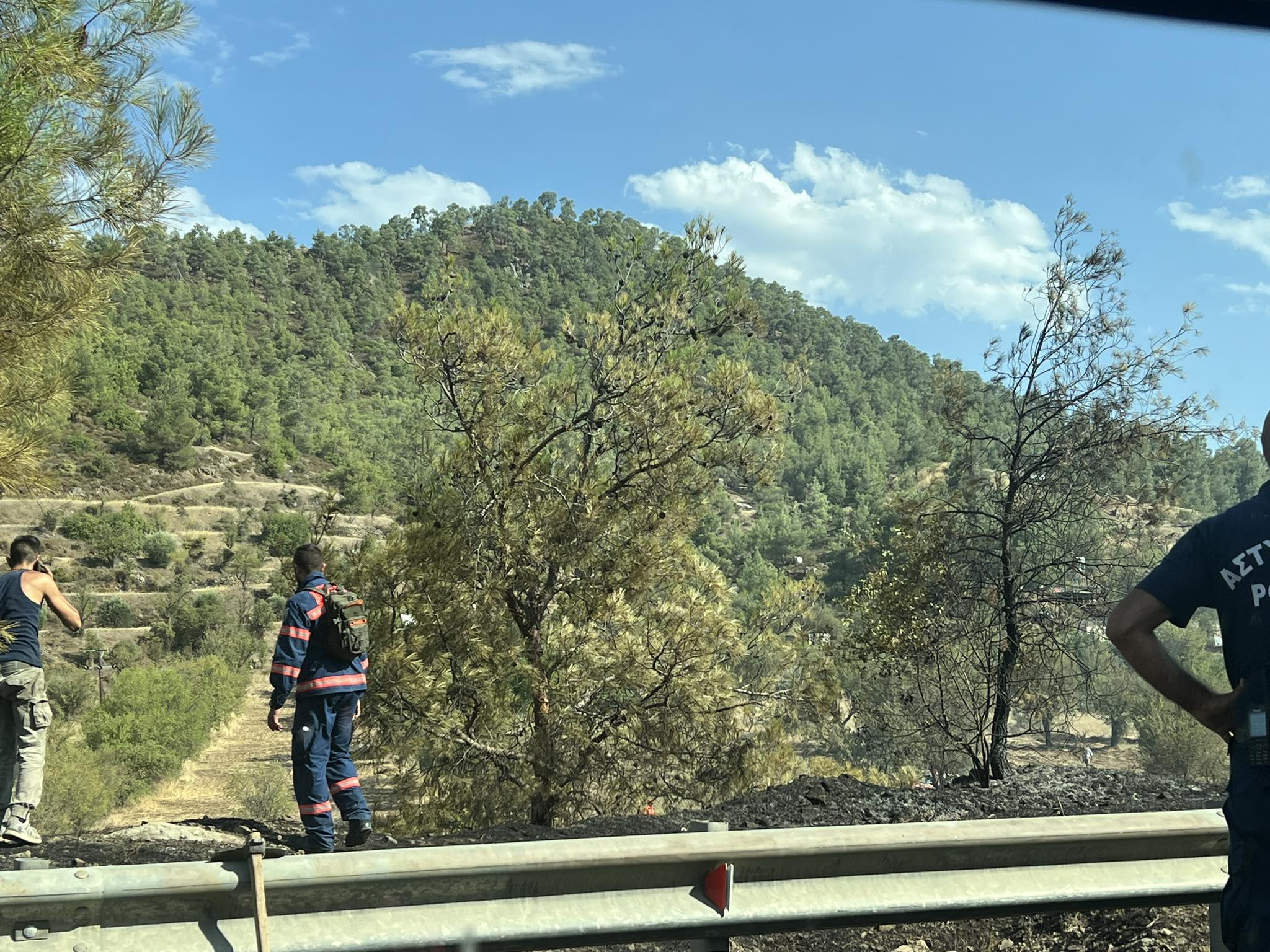 ΦΩΤΟ: Υπό μερικό έλεγχο η πυρκαγιά στον Άγιο Επιφάνιο