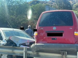 Καραμπόλα πέντε οχημάτων στο highway, φορτηγάκι κατέληξε σε κιγκλίδωμα