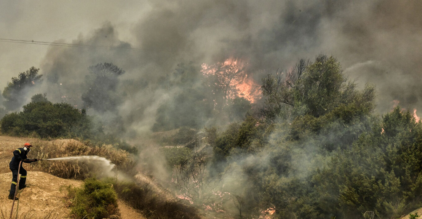 LIVE: Ανεξέλεγκτη η φωτιά στη Ρόδο, εκκενώνονται χωριά και ξενοδοχείο