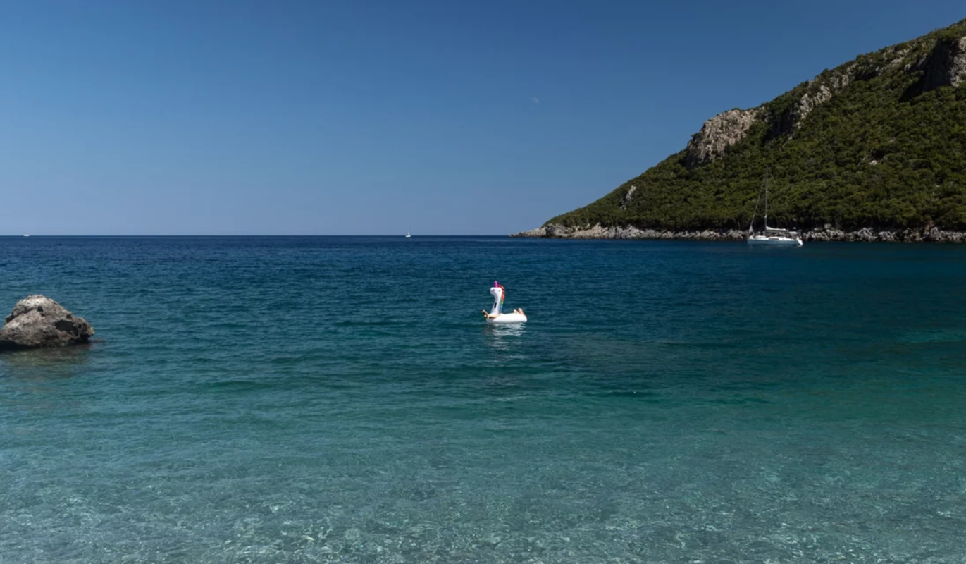 Πνίγηκε ενώ προσπαθούσε να σώσει το 8χρονο παιδί του που παρασύρθηκε με στρώμα