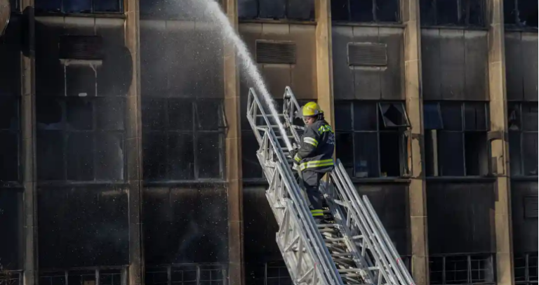 Ξεπέρασαν τους 70 οι νεκροί από τη φωτιά σε κτήριο στο Γιοχάνεσμπουργκ