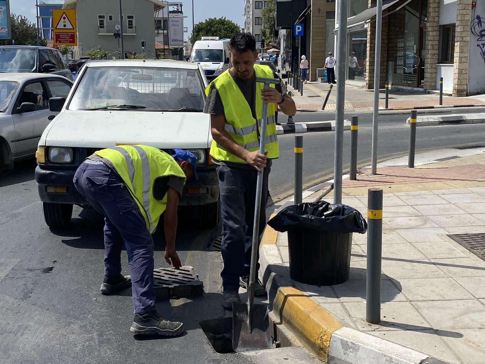 Σε επιφυλακή οι Δήμοι: Καθαρίζουν φρεάτια, απομακρύνουν μπάζα ενόψει καταιγίδας