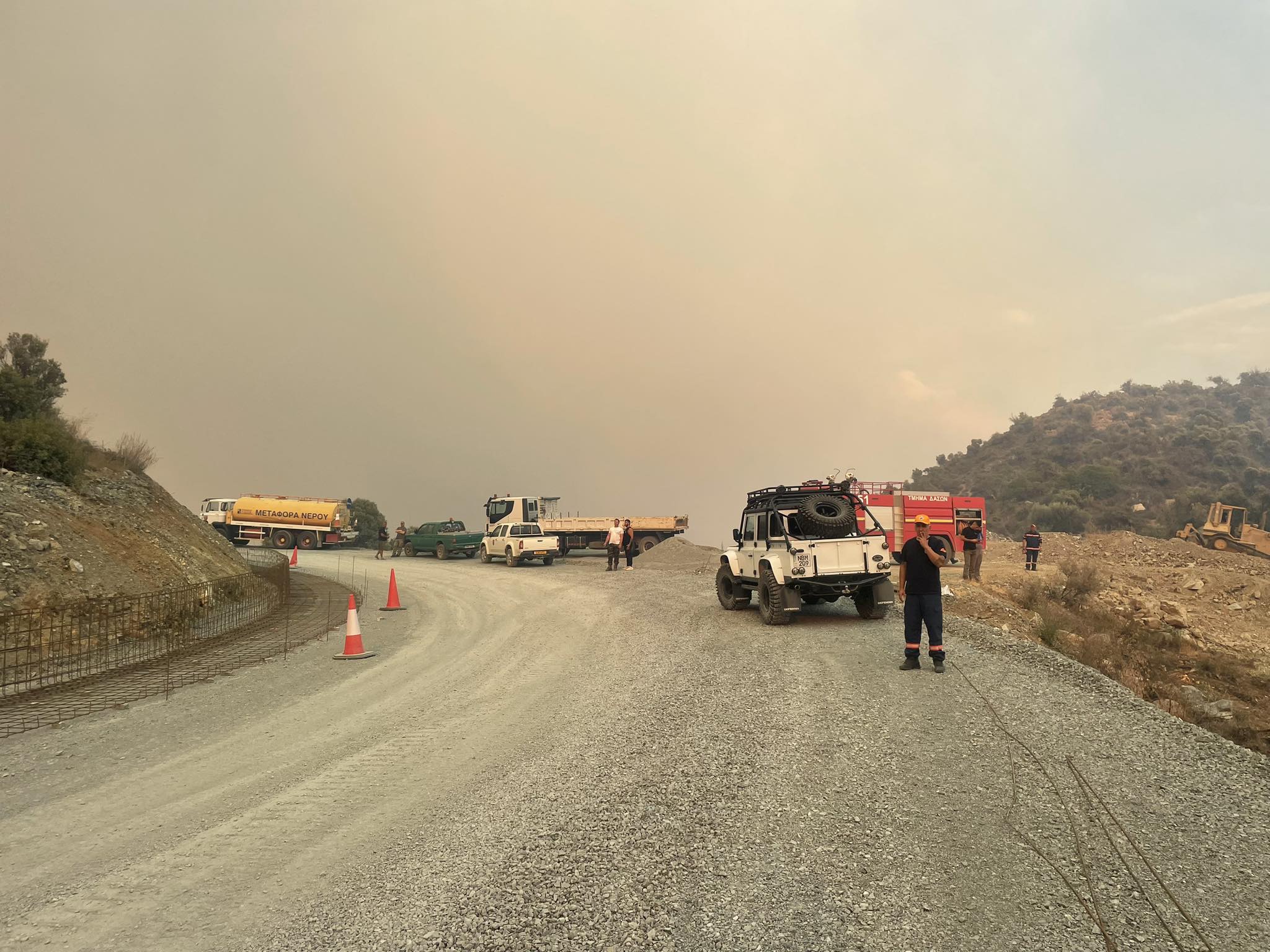 LIVE: Συνεχίζεται η μάχη με τις φλόγες στην Ακρούντα