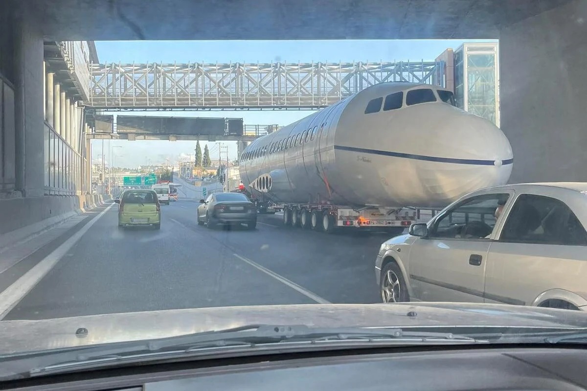 Πρωτόγνορη εικόνα: Αεροπλάνο προκάλεσε κυκλοφοριακό κομφούζιο στην Αττική οδό