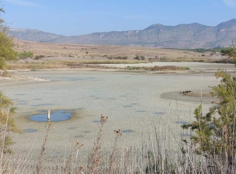 Ξεράθηκε σχεδόν ολοκληρωτικά η λίμνη του Κιόνελι στα Κατεχόμενα