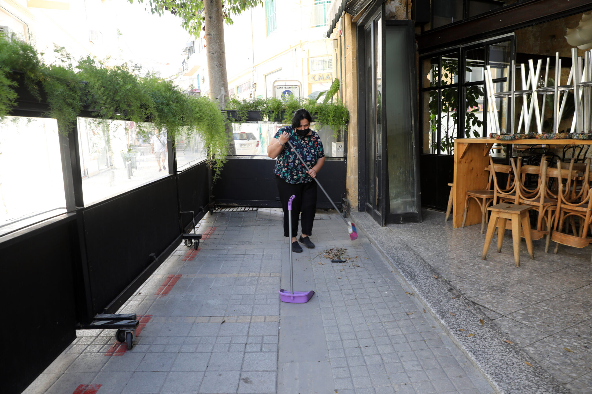 Ο μύθος για τους ξένους εργάτες και οι σοβαρές ελλείψεις σε τουρισμό και εμπόριο