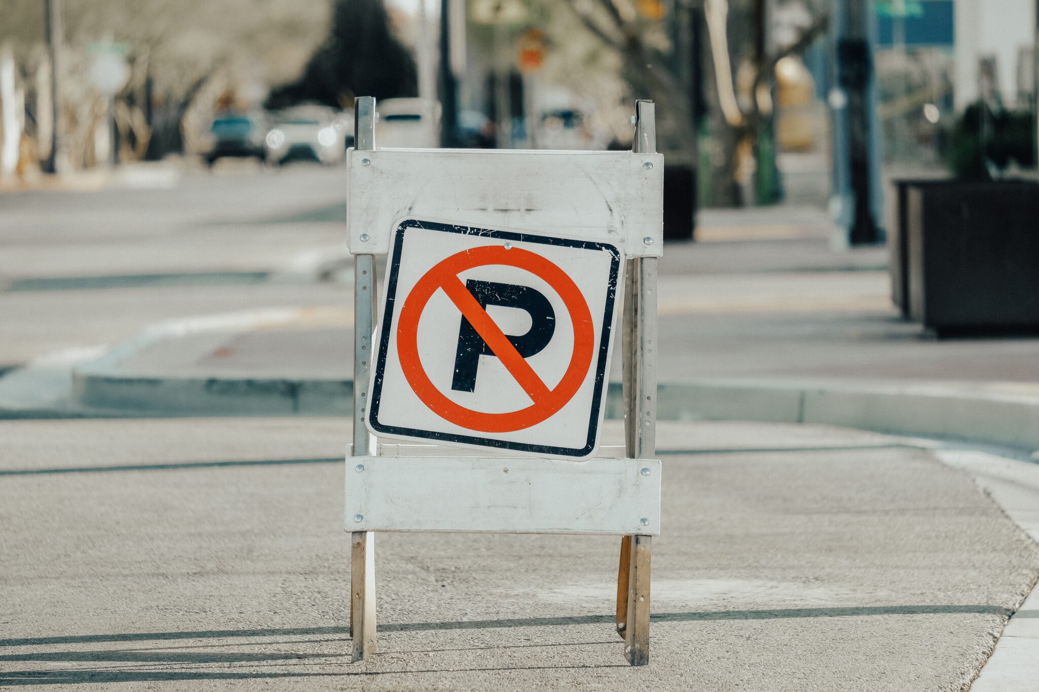 Μάστιγα τα αυτοσχέδια "No Parking": Είναι παράνομη η κατάληψη δρόμου στην Κύπρο;