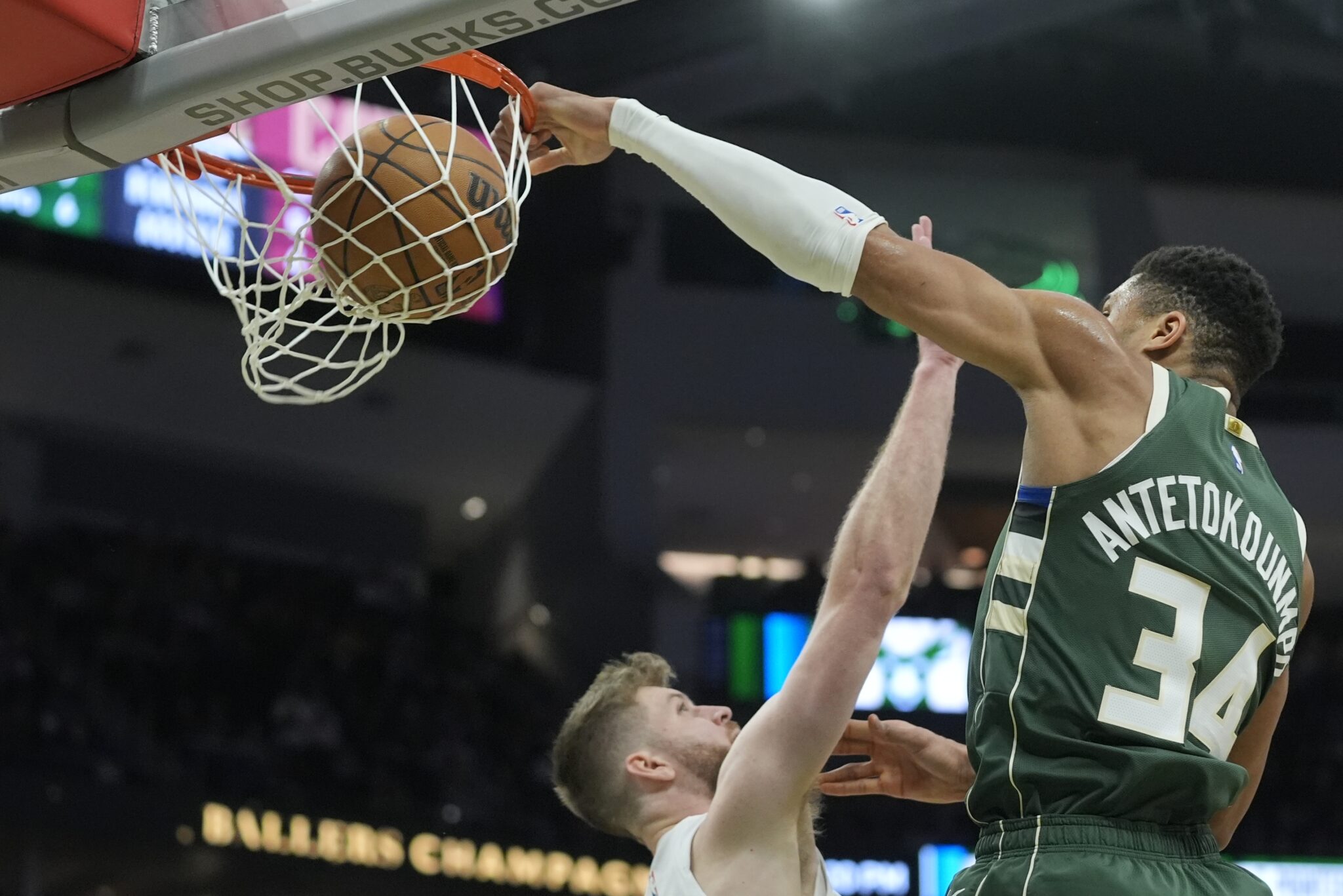 Mε triple-double Γιάννη στη «νέα εποχή» οι Μπακς, επιβλητικοί οι Σανς στο Ντάλας