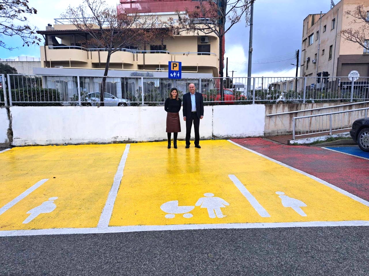 ΦΩΤΟ: Χώροι στάθμευσης για εγκυμονούσες και οικογένειες με βρέφη και καρότσια