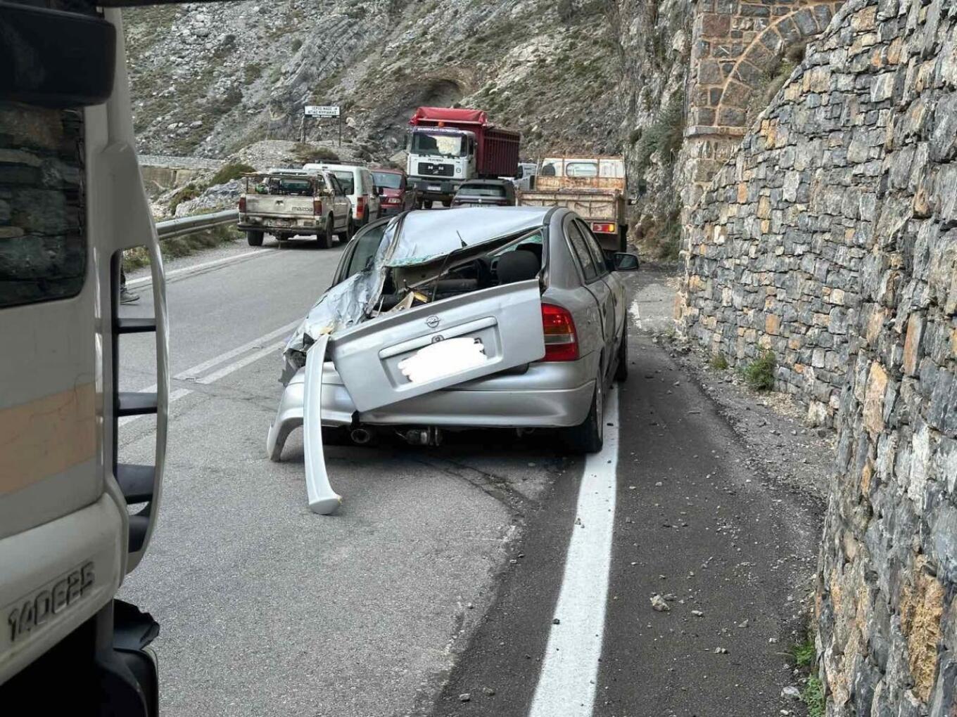 Ρέθυμνο: Βράχος αποκολλήθηκε και έπεσε πάνω σε αυτοκίνητο