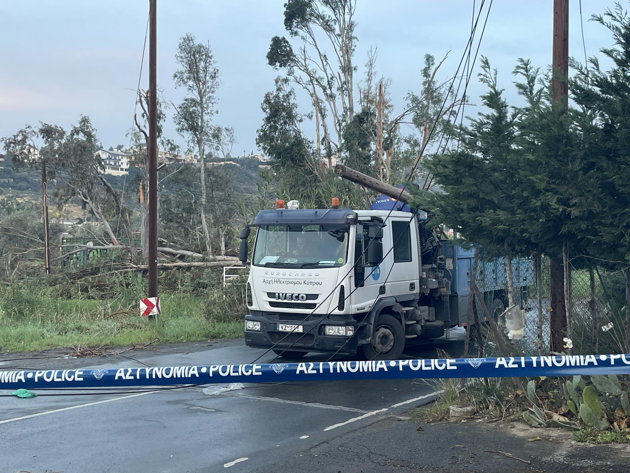 Κλειστά σχολεία, περιοχές χωρίς ρεύμα, μια «βομβαρδισμένη» πόλη (ΒΙΝΤΕΟ)