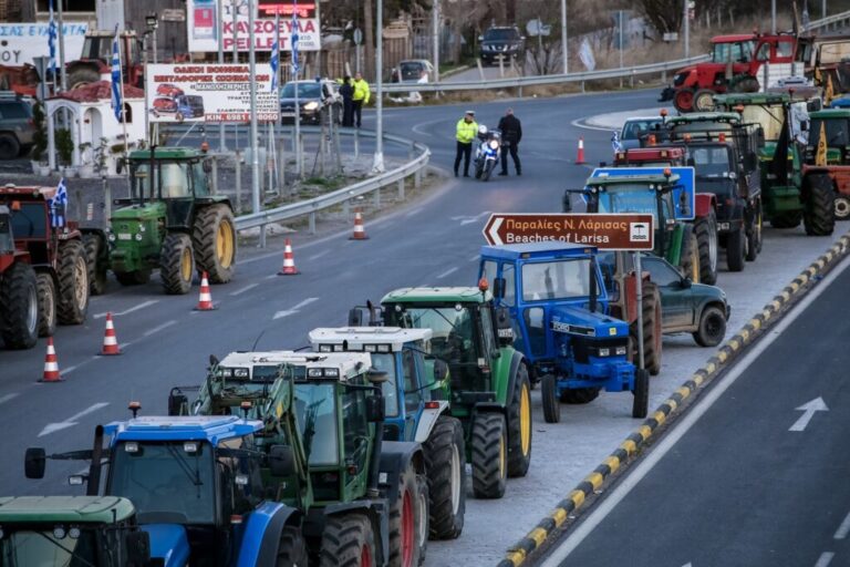 Παραμένουν στα μπλόκα οι αγρότες, σήμερα λαμβάνουν αποφάσεις