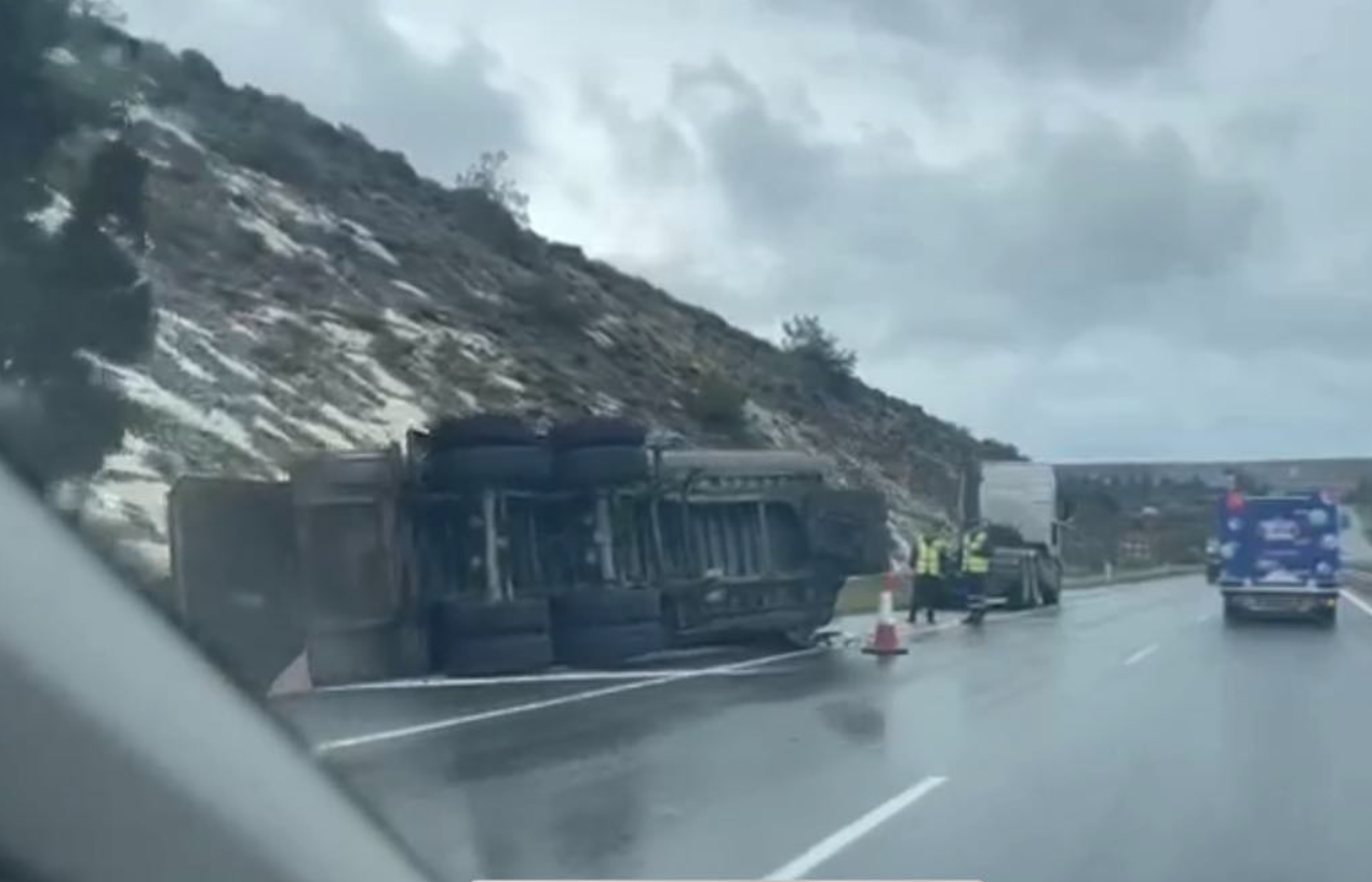 Ανατράπηκε φορτηγό στο highway, περιορισμένη ορατότητα λόγω βροχών