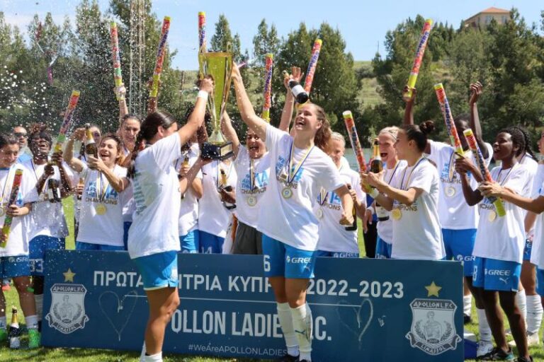 Απονομή τίτλου στην πρωταθλήτρια ομάδα Apollon Ladies