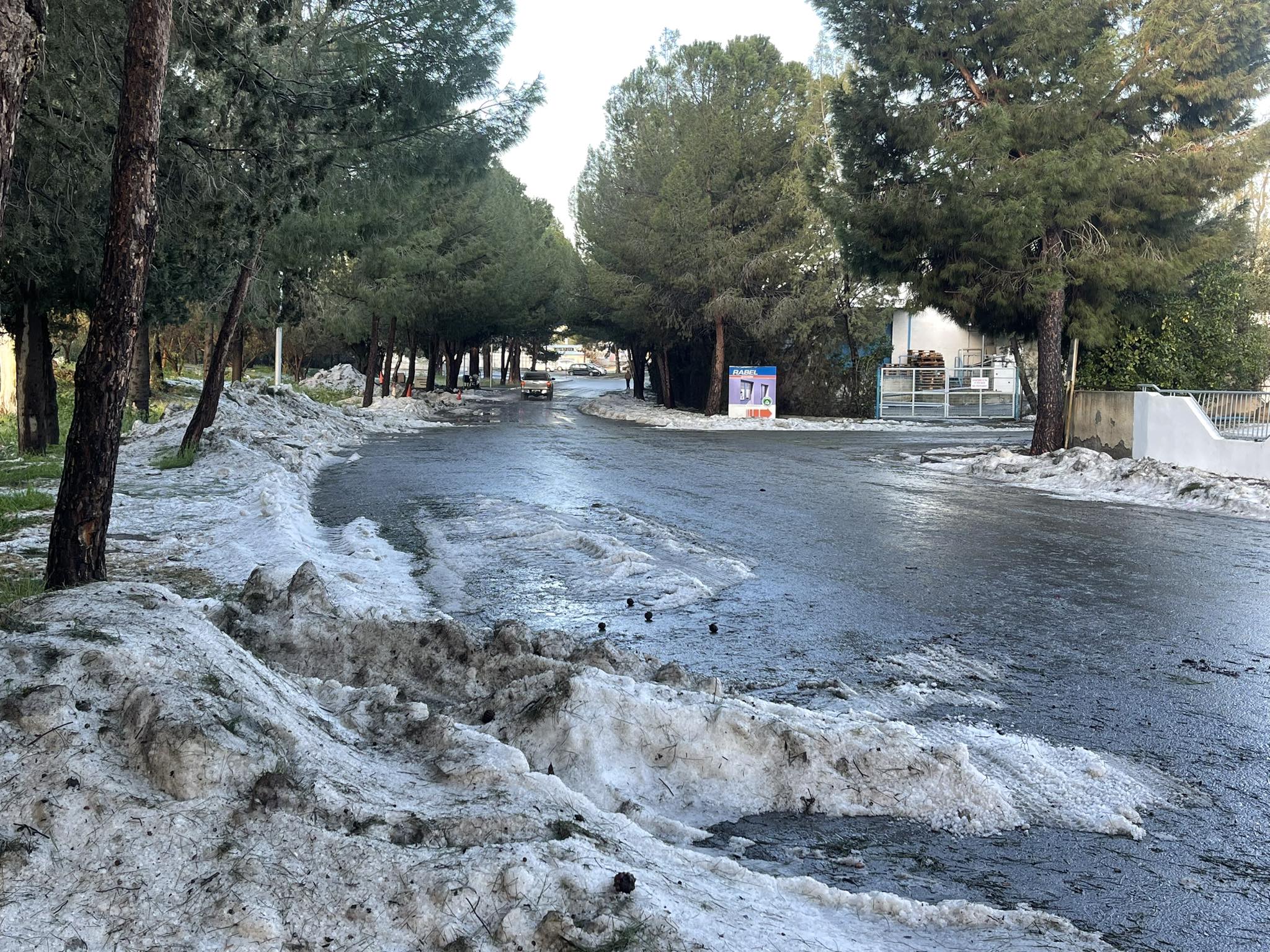 Το χαλάζι άγγιξε ταβάνι: Επιστράτευσαν εκσκαφέα για να αδειάσουν υπόγειο οικίας