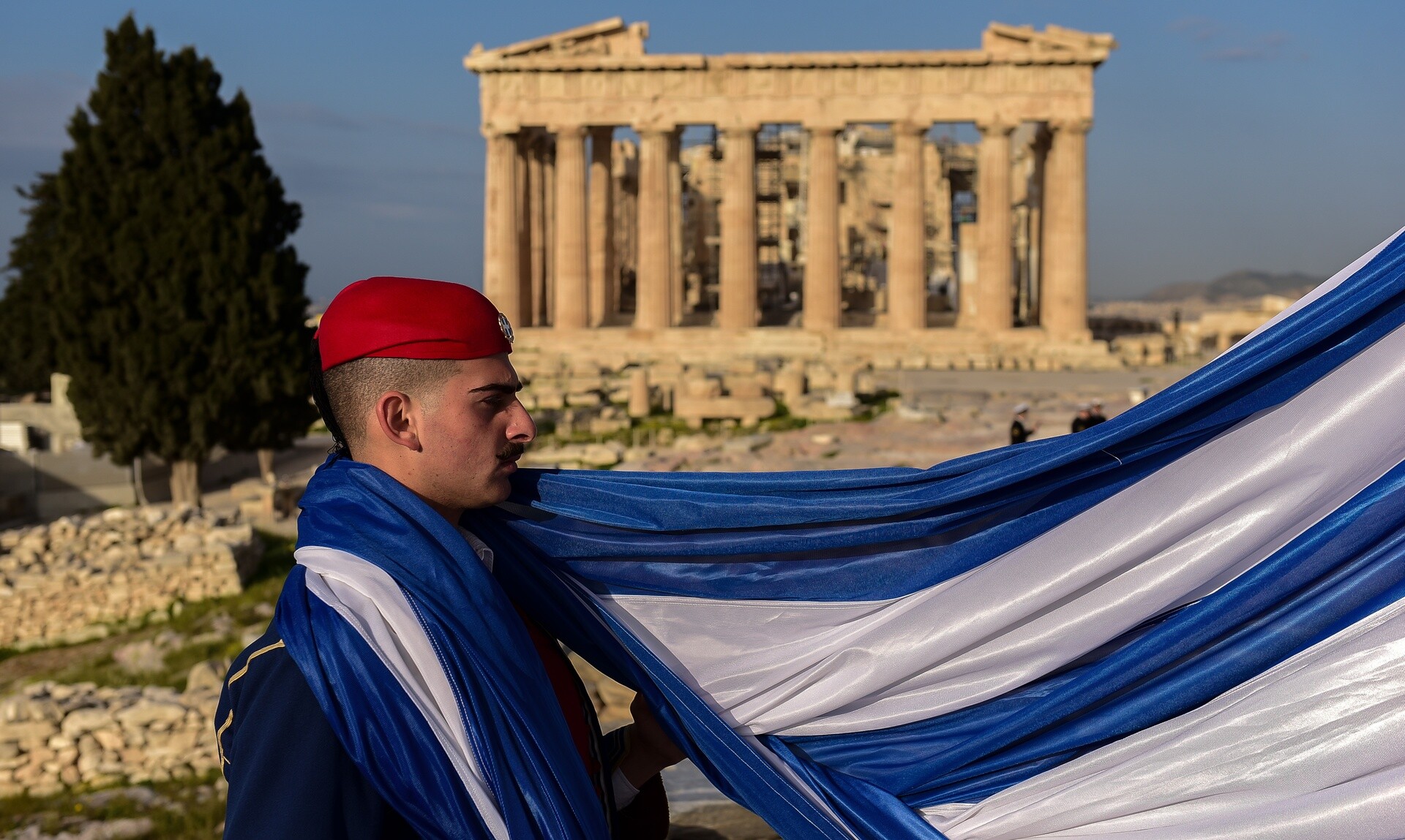 ΒΙΝΤΕΟ: Δέος στην έπαρση της σημαίας στον Ιερό Βράχο της Ακρόπολης