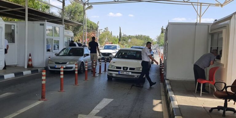 Τ/κ Τύπος: «Άρχισαν να μειώνονται οι διελεύσεις Ελληνοκυπρίων»