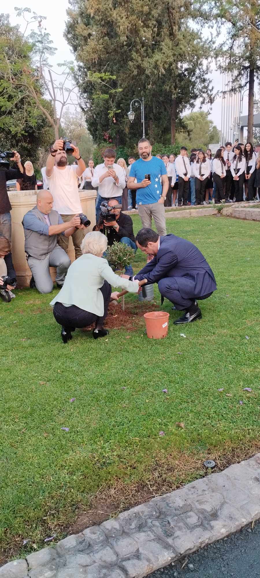 ΒΙΝΤΕΟ: Φον ντερ Λάιεν και ΠτΔ φύτεψαν δέντρο ελιάς στους κήπους του Προεδρικού