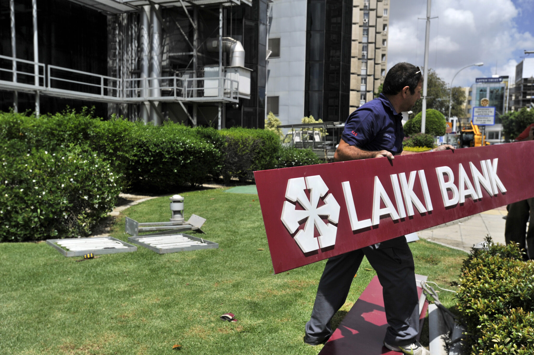 Πως και γιατί η κυβέρνηση που έκανε το κούρεμα δικαιώνεται στα διεθνή δικαστήρια