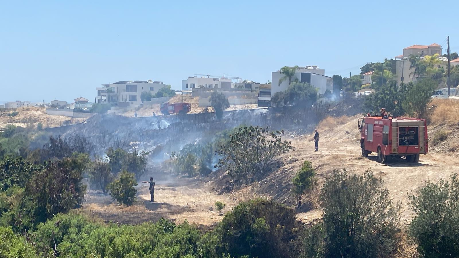 ΦΩΤΟ: Πρόλαβαν τα χειρότερα στον Άγιο Αθανάσιο, υπαρκτός ο κίνδυνος αναζωπύρωσης