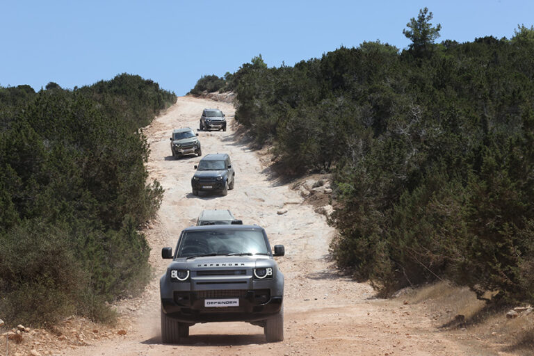 ​​​​​​​Μια ανεπανάληπτη Defender Luxury Off-Road εμπειρία στον Ακάμα