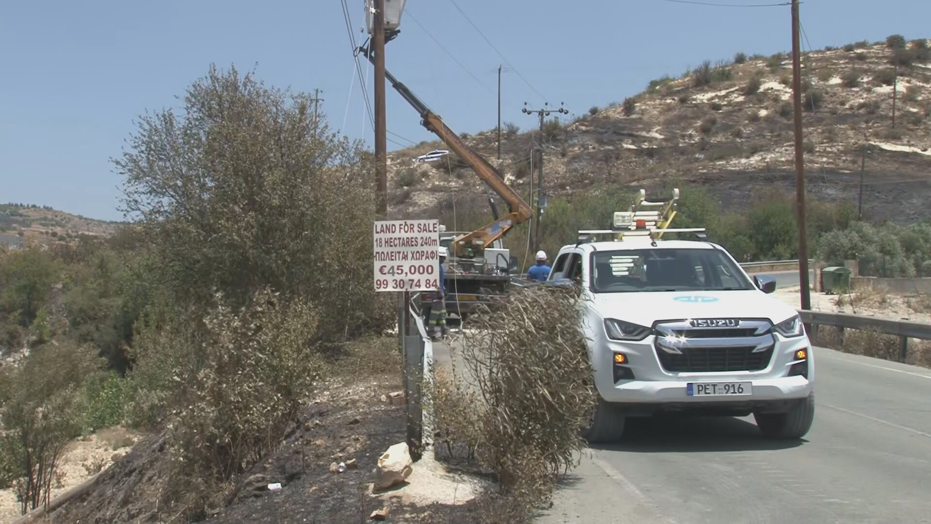 ΦΩΤΟ: Αγώνας δρόμου για να συνεργεία της ΑΗΚ στα πυρόπληκτα χωριά της Πάφου