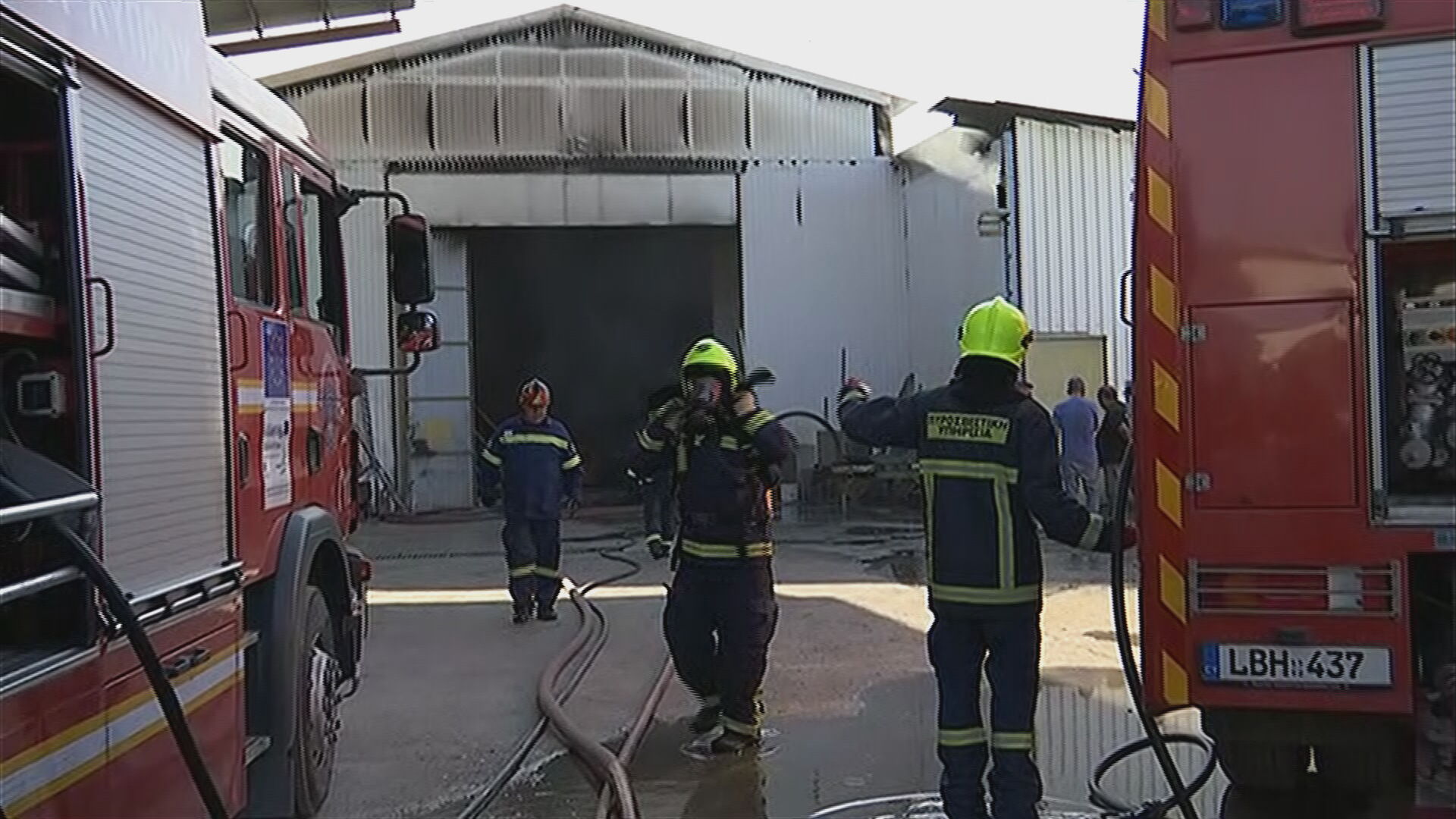 Καίγεται μηχανουργείο στο Δάλι, μάχη με τις φλόγες δίνουν 4 πυροσβεστικά οχήματα