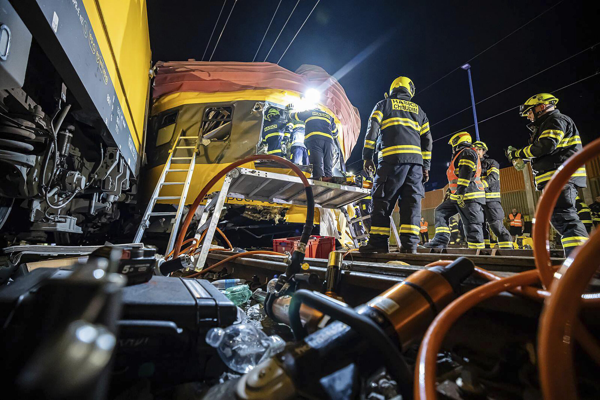 Τουλάχιστον 4 νεκροί και 26 τραυματίες μετά από σύγκρουση τρένων στην Τσεχία