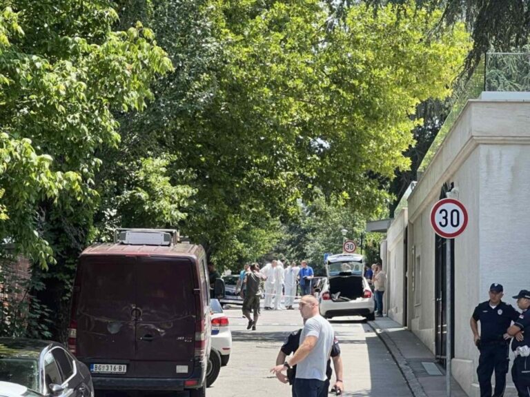 Στον τράχηλο βρήκε το τόξο του δράστη τον αστυνομικό στην επίθεση στο Βελιγράδι