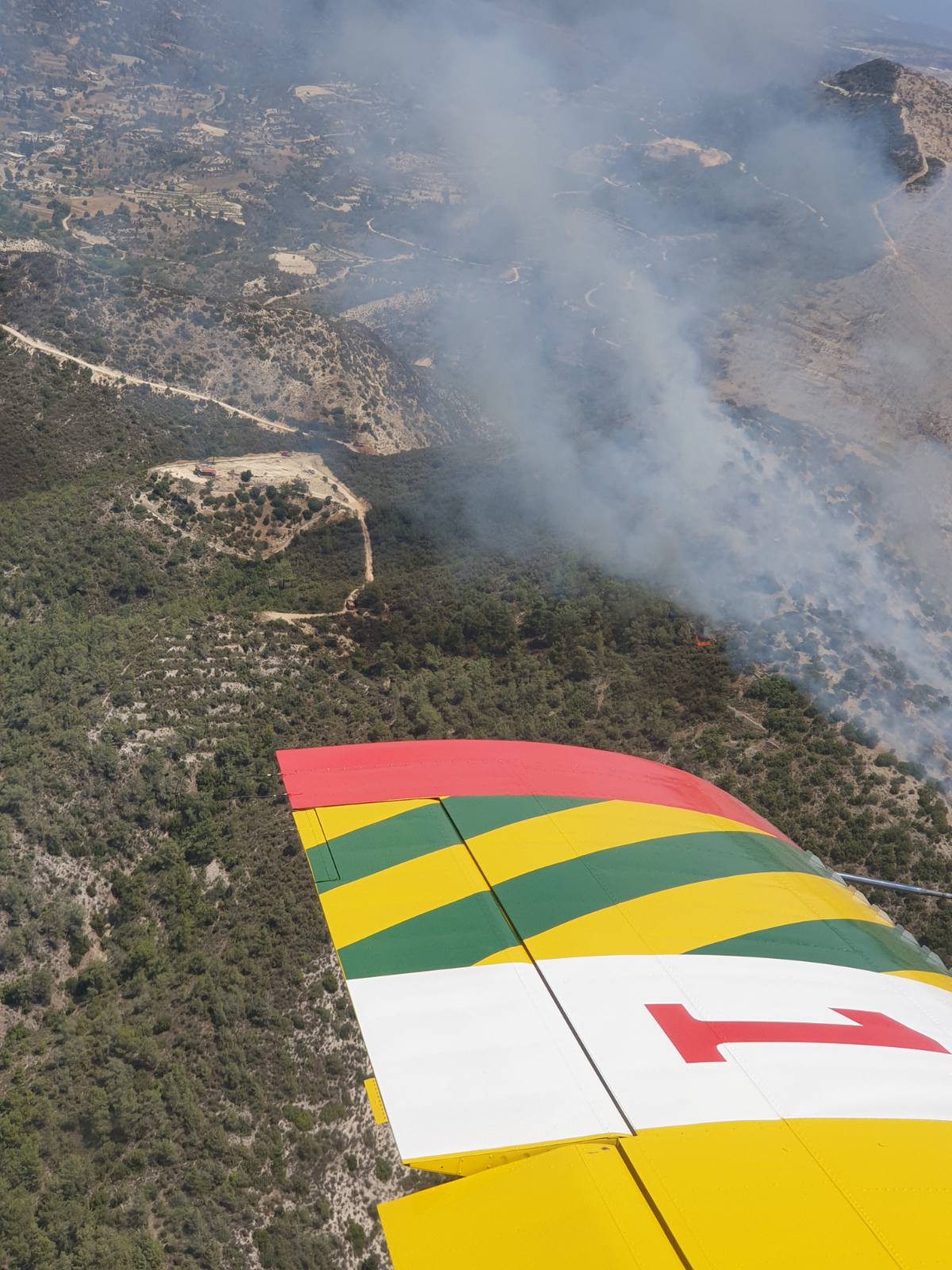 Σε εξέλιξη η πυρκαγιά στη Γεράσα, στην μάχη με τις φλόγες τρία πτητικά μέσα