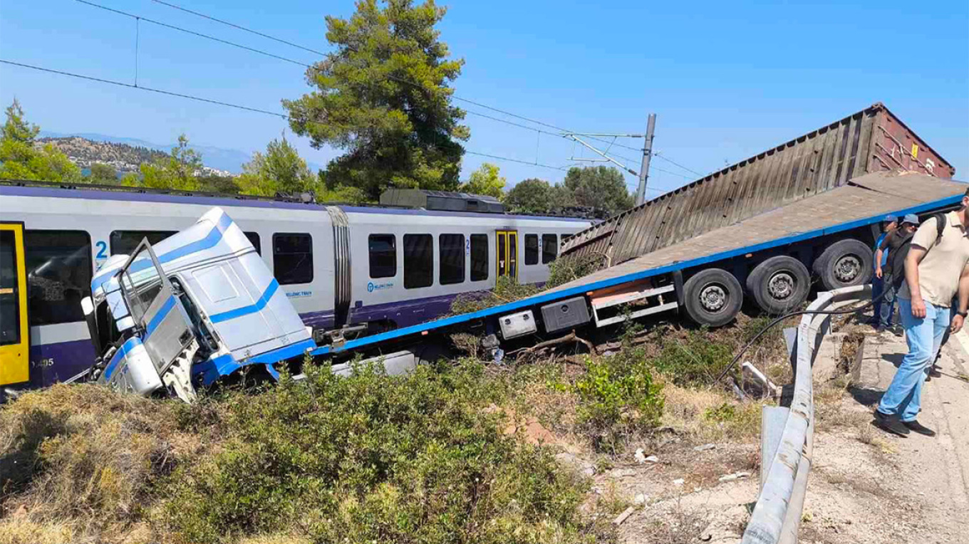 Εύβοια: 3 τραυματίες από τη σύγκρουση φορτηγού με τρένο με 130 επιβάτες (ΦΩΤΟ)