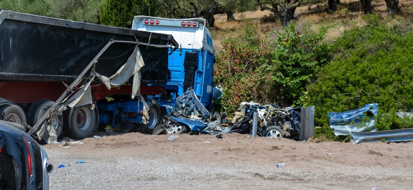 Οδηγός νταλίκας σκόρπισε το θάνατο στη Μεσσηνία: 4 νεκροί, ανάμεσά τους 2 παιδιά