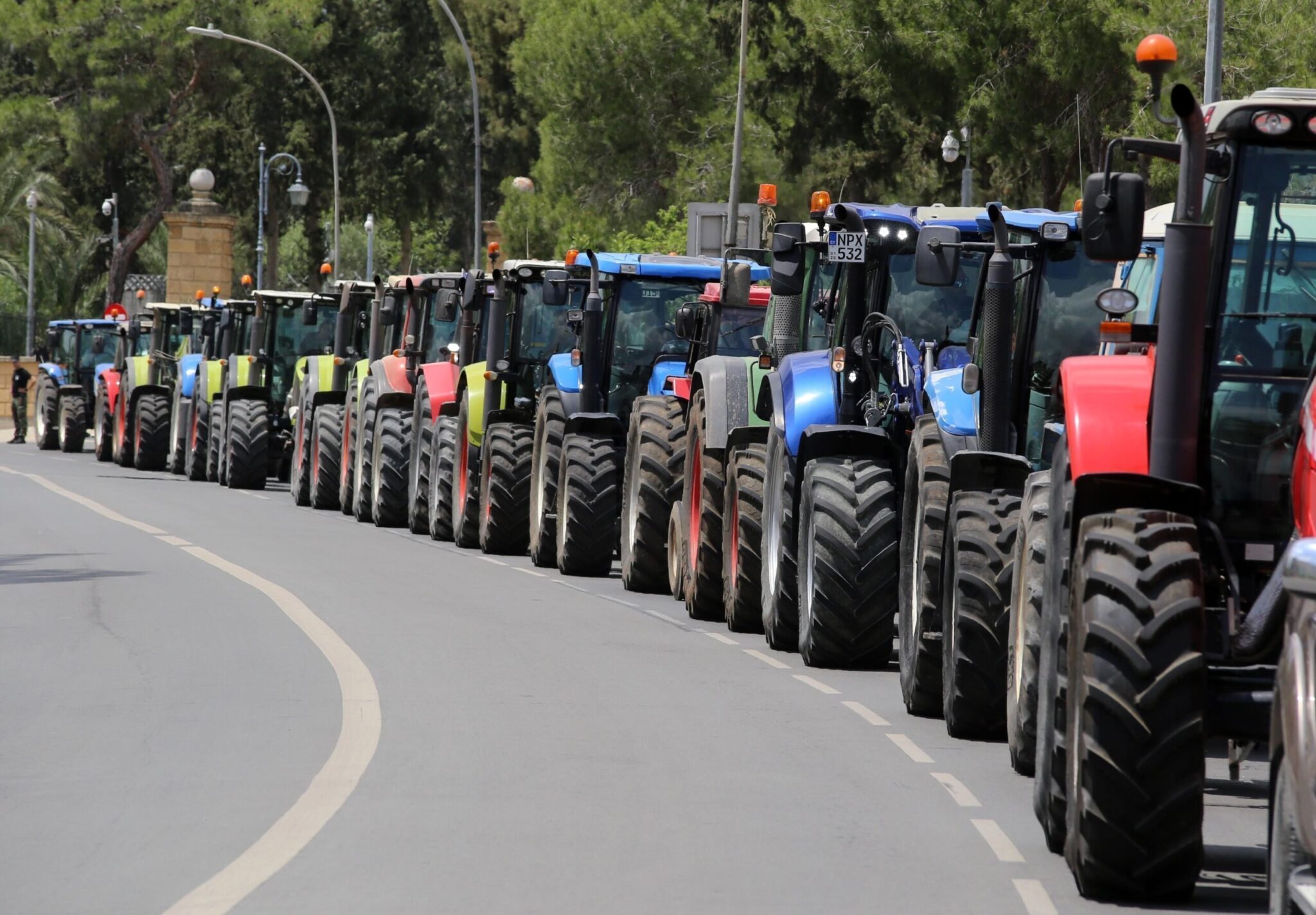 Βγαίνουν στους δρόμους με τα τρακτέρ οι γεωργοί για τις αποκοπές του νερού (VID)