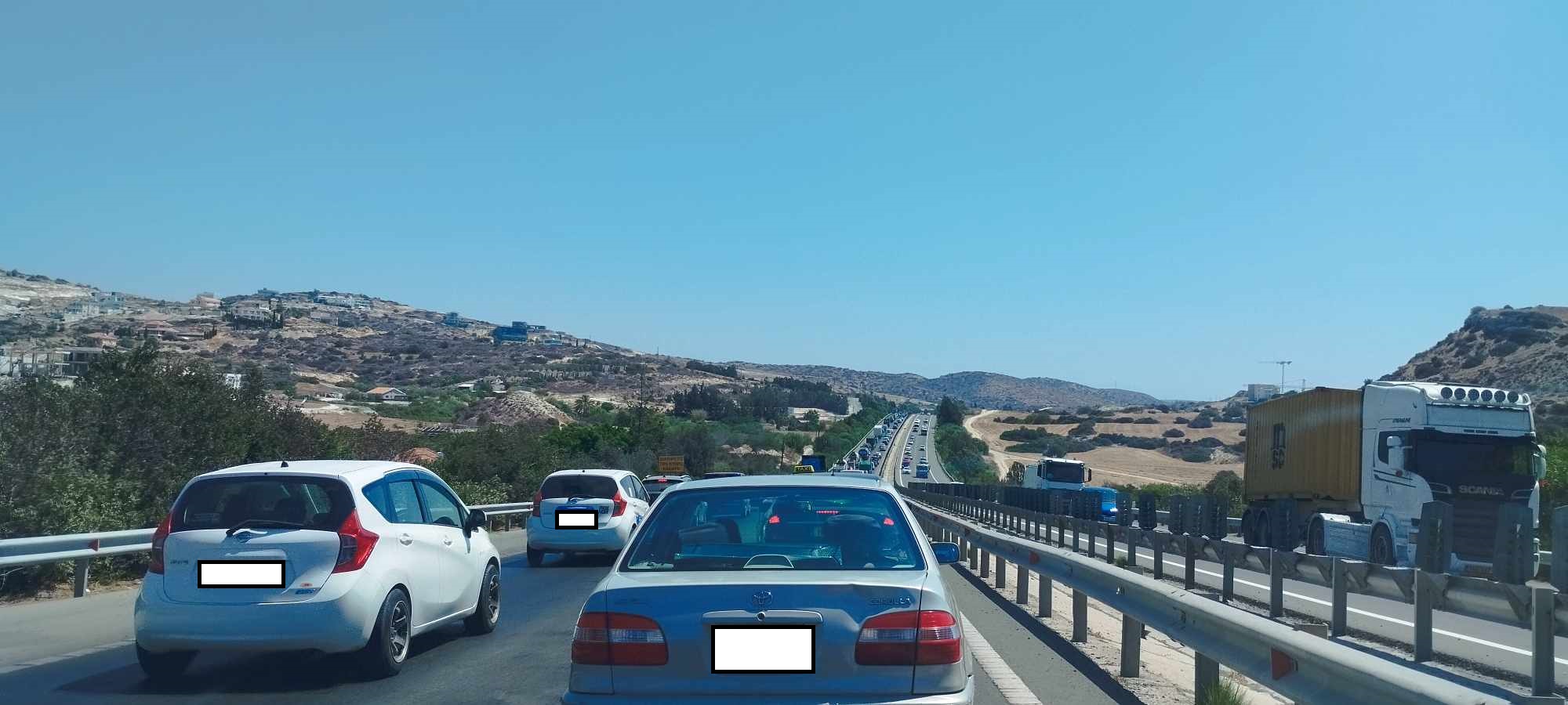 ΦΩΤΟ: Ουρές οχημάτων στο highway μετά από καραμπόλα στο ύψος Αγίου Τύχωνα