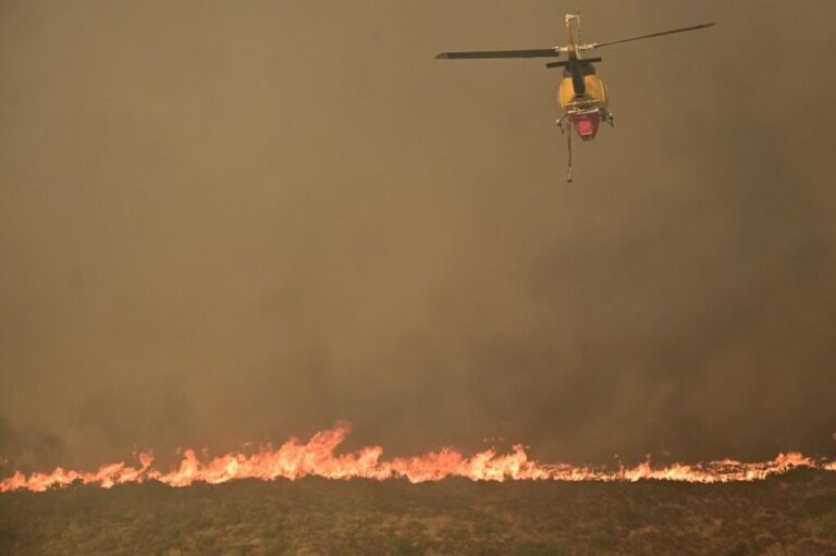 Φωτιά στον Βαρνάβα: Mάχη για να ελεγχθεί η πυρκαγιά, μπαράζ μηνυμάτων από το 112