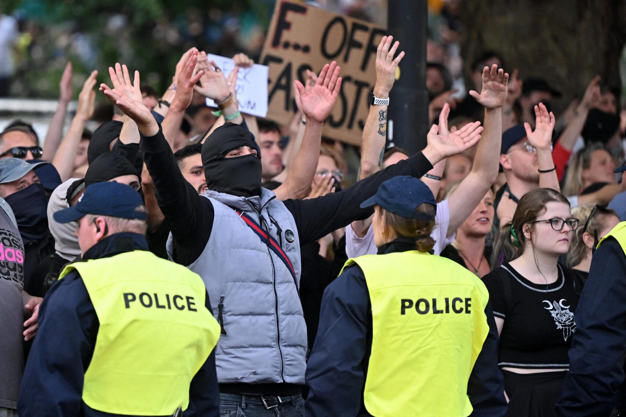 Βίαιες ταραχές στην Αγγλία όπου συνεχίζονται αντιμεταναστευτικές διαδηλώσεις