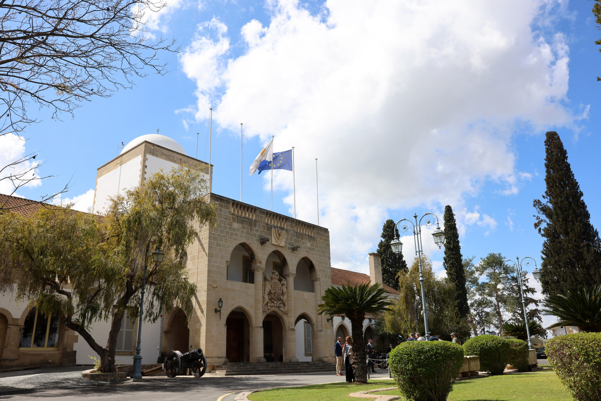 Πώς απαντά η κυβέρνηση στα σχόλια περί «αόρατων» συνεργατών και συμβούλων