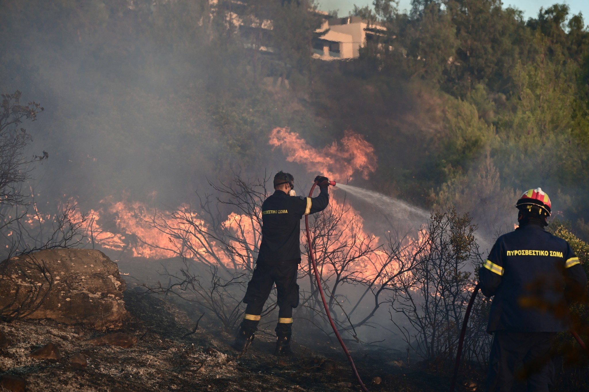 ΒΙΝΤΕΟ: Ξεπερνά τα 20χλμ. το μέτωπο της πυρκαγιάς που καίει το Πεντελικό όρος