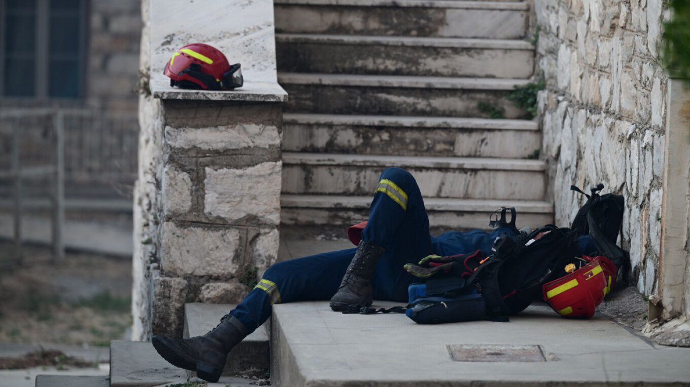 Η συγκλονιστική φωτογραφία του εξαντλημένου πυροσβέστη από τη φωτιά στην Αττική