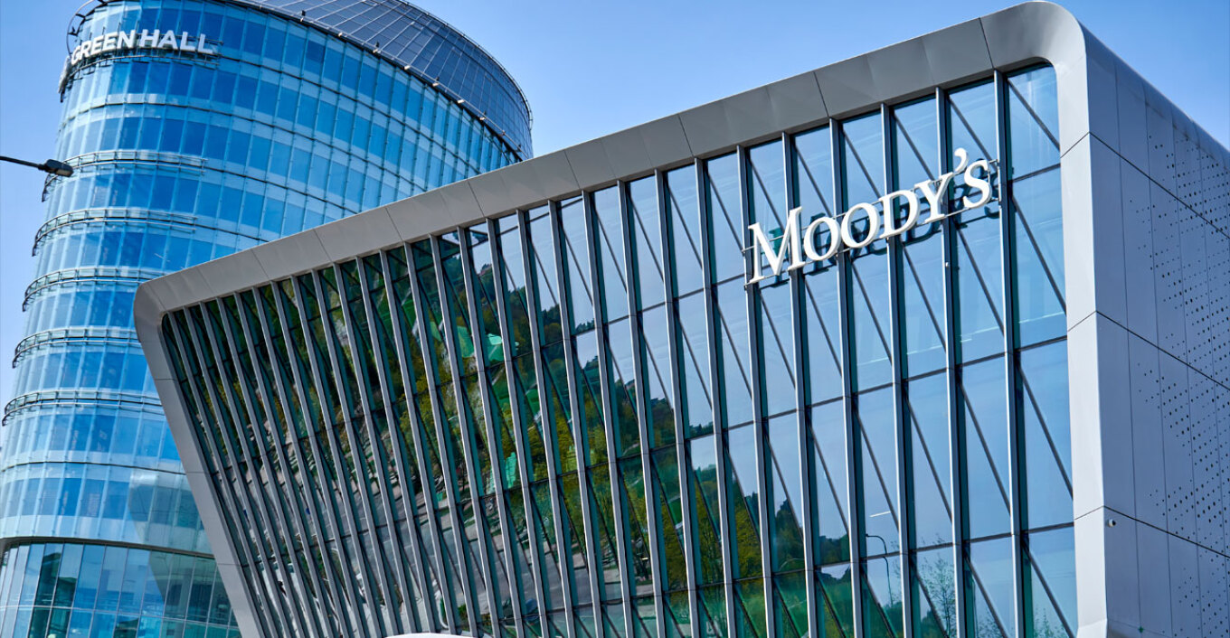 Γιατί η Moody's αναβάθμισε τις προοπτικές της Ελλάδας αλλά όχι το αξιόχρεο