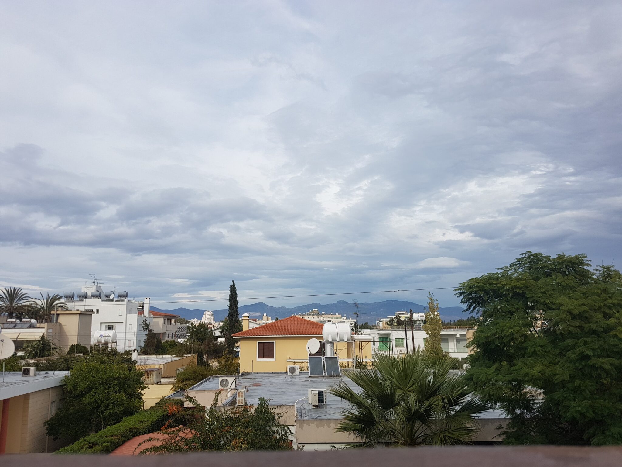 Φθινοπωρινό το σκηνικό του καιρού: Πέφτει η θερμοκρασία, πού θα βρέξει