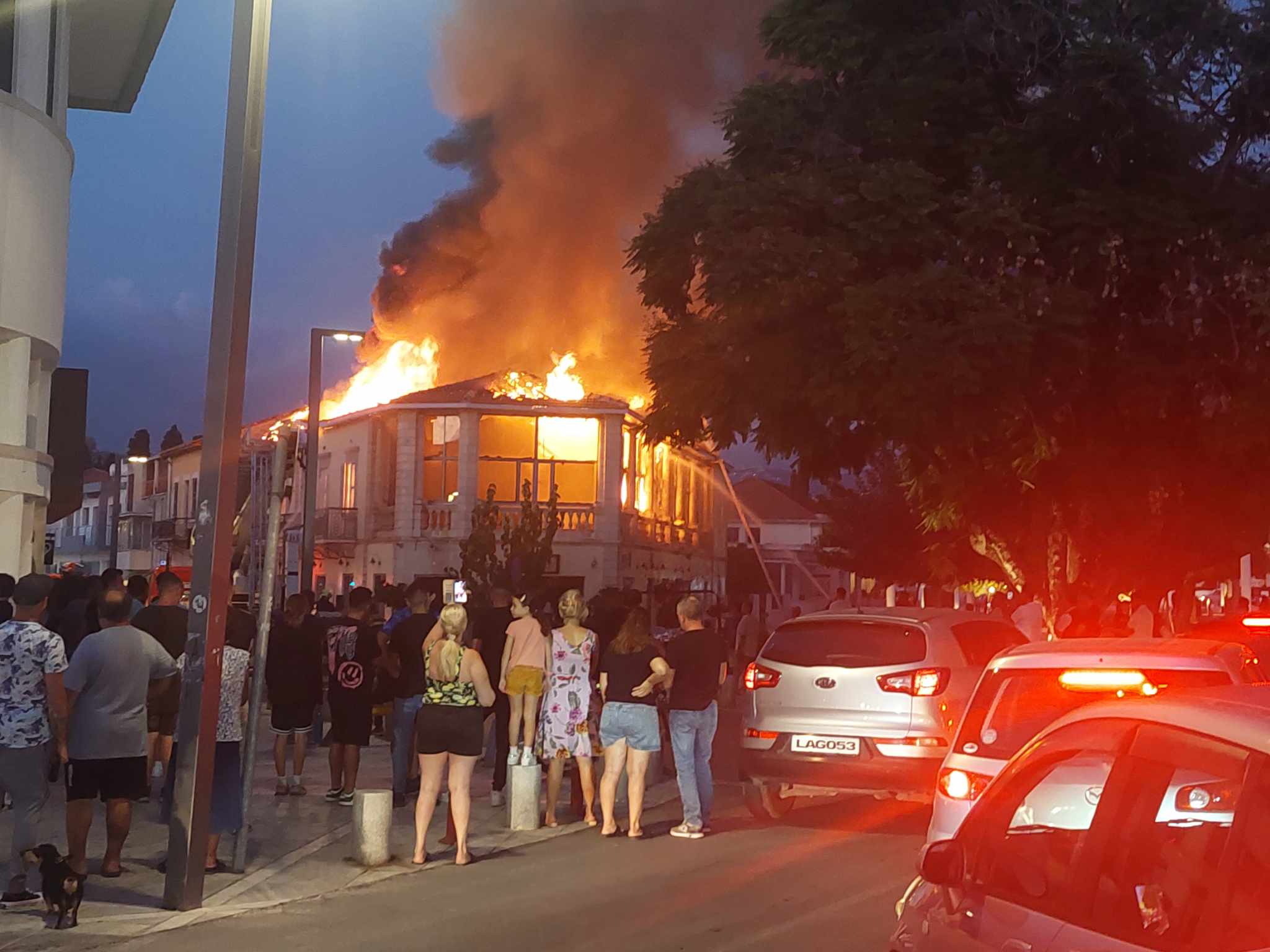 ΦΩΤΟ: Μεγάλη πυρκαγιά σε κτίριο στο κέντρο της Πάφου, επιχειρεί η Πυροσβεστική