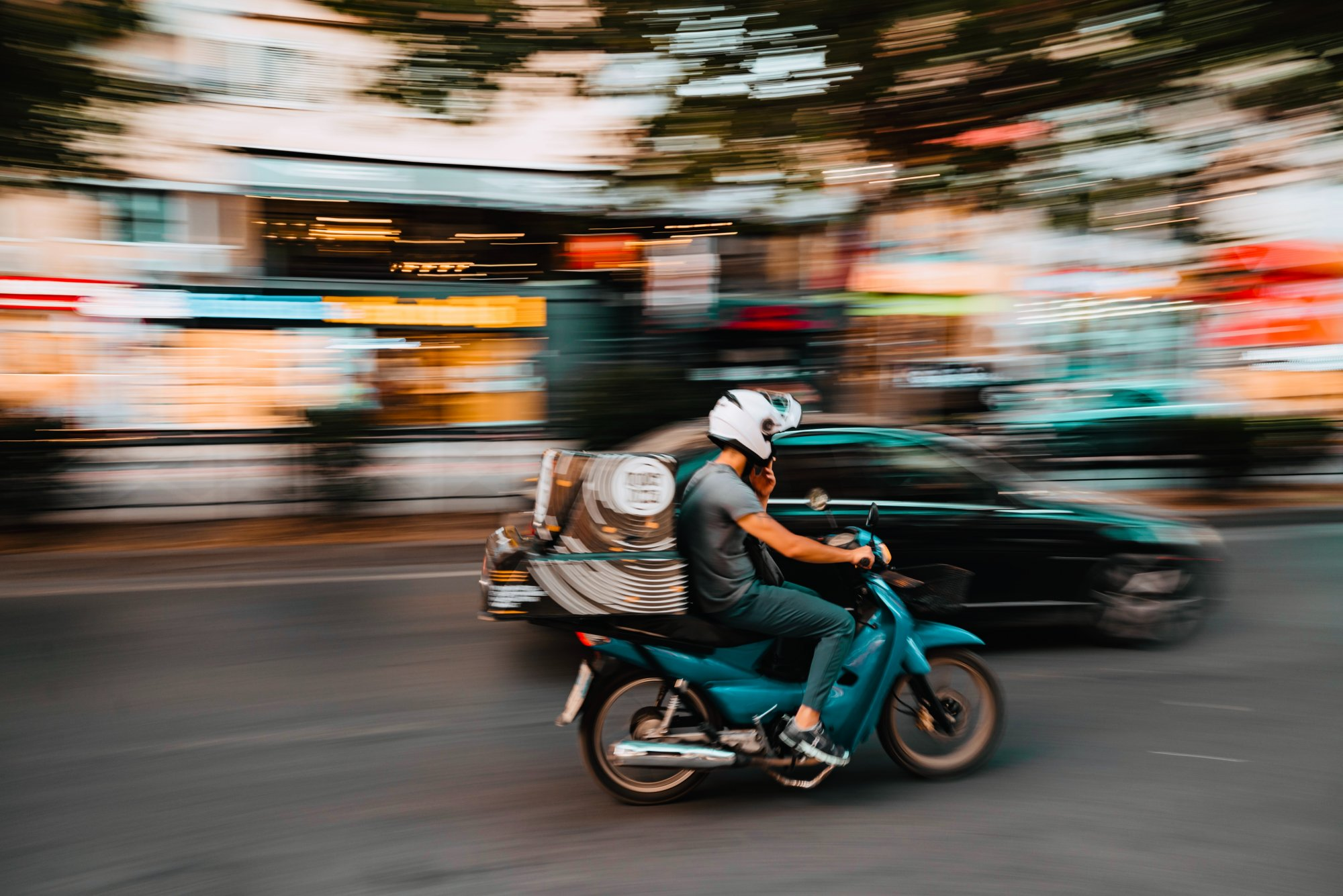 Από τις μικροκλοπές παραγγελιών στις ωμές βίαιες επιθέσεις ρατσισμού