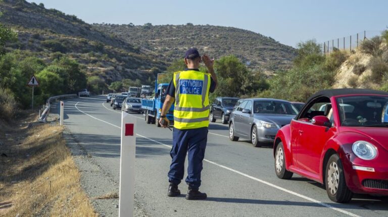 Οδηγοί προσοχή: Καθίζηση οδοστρώματος στη Λάνια και πυκνή τροχαία κίνηση