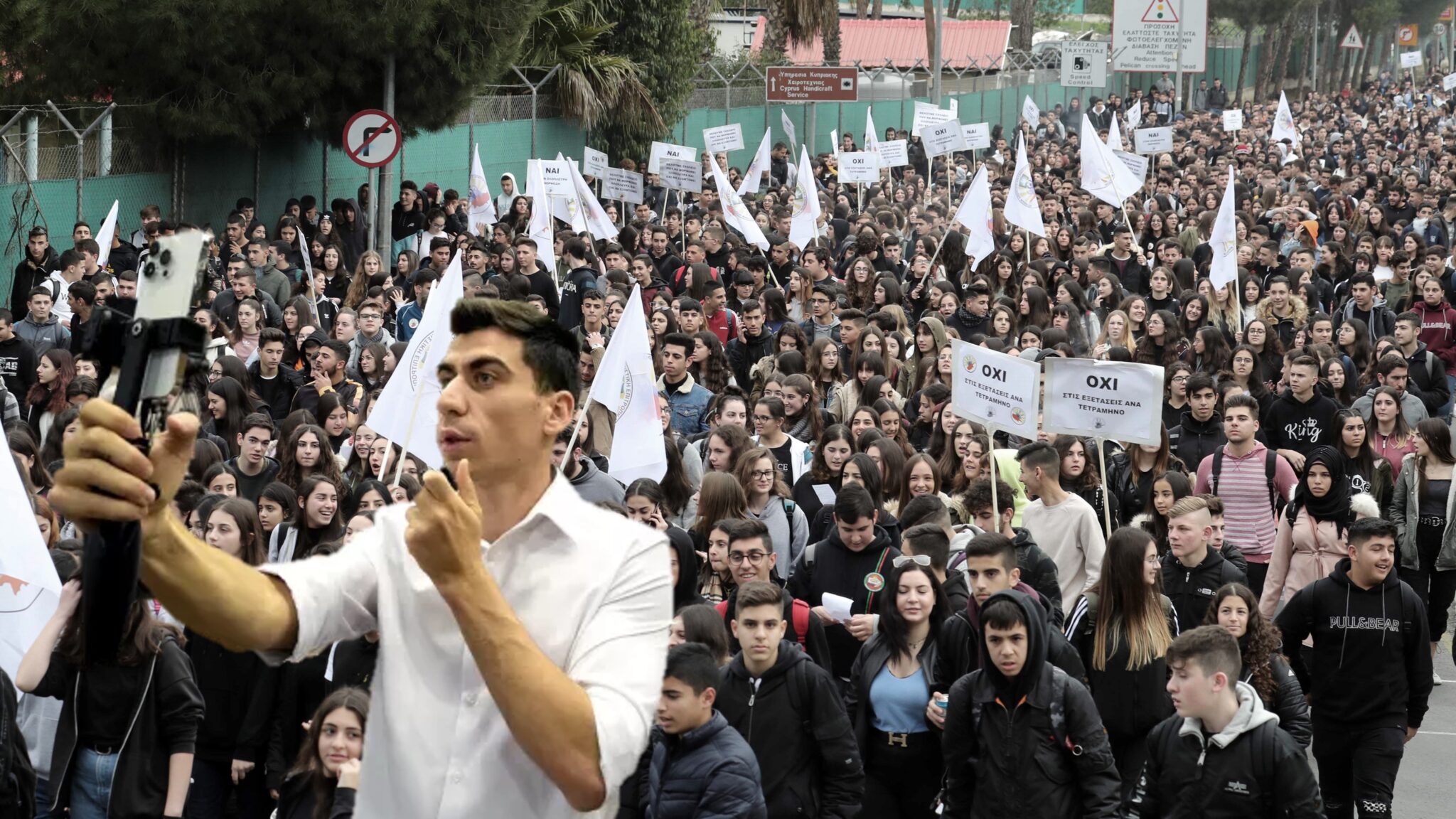 Ο Φειδίας καλεί μαθητές σε διαδήλωση κατά της απαγόρευσης κινητών στα σχολεία