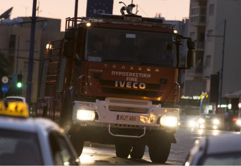 Τυλίχθηκε στις φλόγες εν κινήσει όχημα στην Πάφο