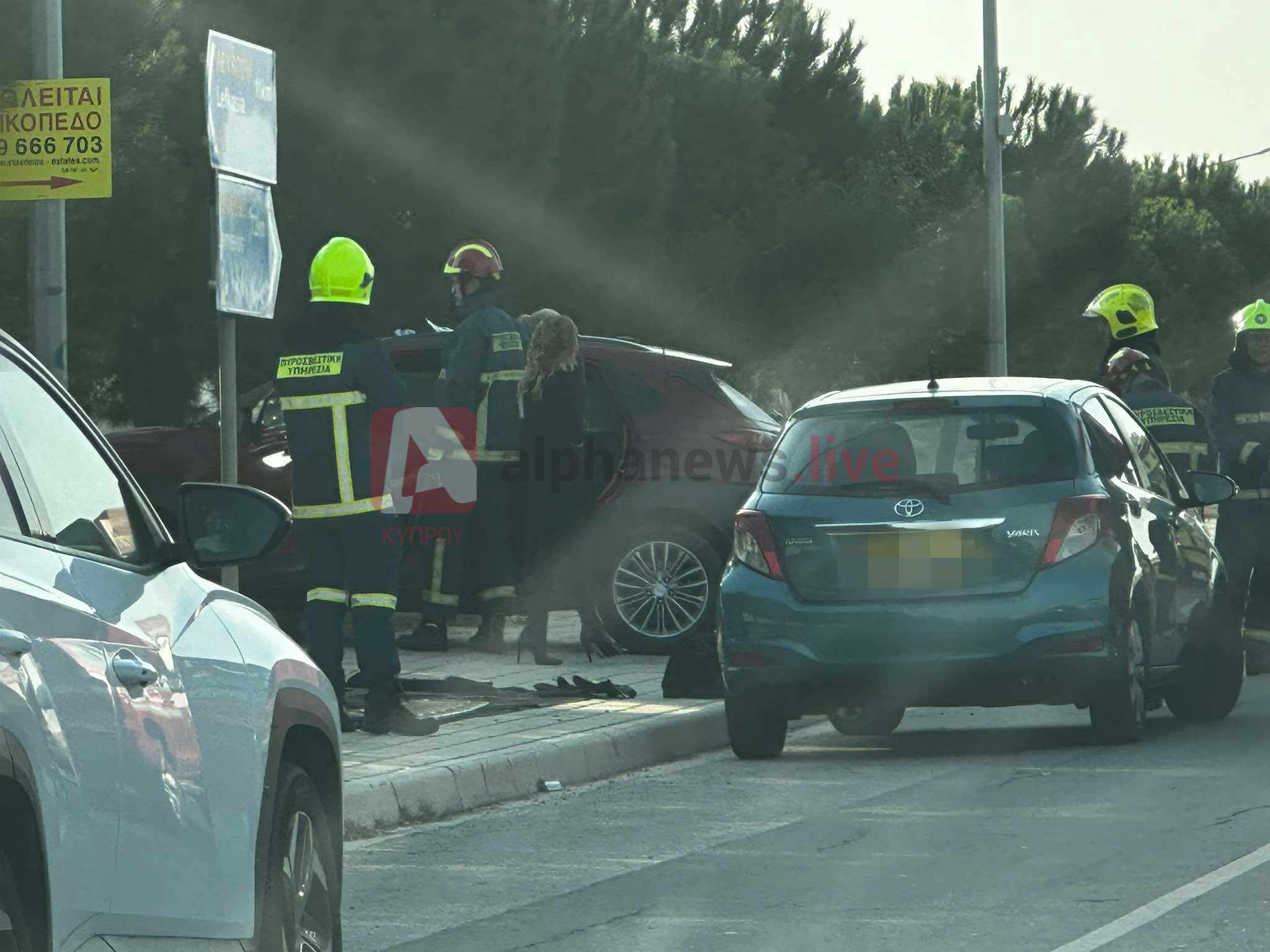 ΦΩΤΟ: Τρεις τραυματίες μετά από τροχαίο, οδηγός εγκλωβίστηκε στο όχημά του